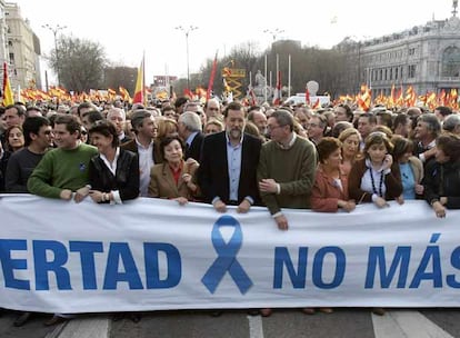 Los presidentes del PP, de Andalucía, Javier Arenas (izquierda); del País Vasco, María San Gil (centro), y de Cataluña, Josep Piqué (derecha), junto a los presidentes autonómicos, de La Rioja, Pedro Sanz, y de la Junta de Castilla y León, Juan Vicente Herrera, y la alcaldesa de Valencia, Rita Barberá, entre otros, conversan momentos antes del inicio de la manifestación convocada por el PP bajo el lema "España por la libertad. No mas cesiones a ETA" en protesta por la concesión de prisión atenuada al preso de ETA José Ignacio de Juana Chaos.