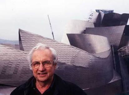 Frank Gehry, ante el Museo Guggenheim de Bilbao (1997).