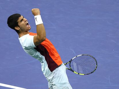 Carlos Alcaraz celebra su victoria contra Jannik Sinner después del partido de cuartos de final del US Open este jueves.