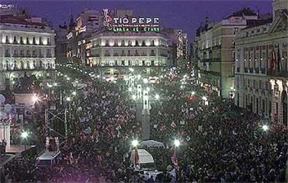 La Puerta del Sol de Madrid, el pasado 15 de febrero, repleta de manifestantes contra el ataque militar a Irak.