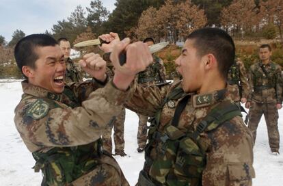 Soldados del ej&eacute;rcito de Liberaci&oacute;n Popular de China practican con dagas durante una sesi&oacute;n de entrenamiento en la ciudad de Heihe, provincia de Heilongjiang.