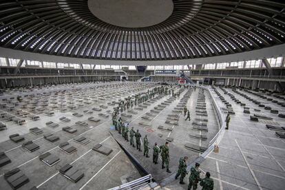 Los militares serbios han preparado 3.000 camas para pacientes con síntomas leves en el Hall 1 de la Feria de Belgrado (Serbia).