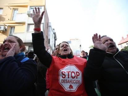 Miembros de la PAH intentan impedir un desahucio.