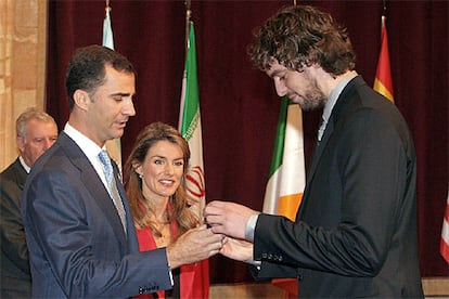 Los premiados (en la imagen, el jugador de baloncesto Pau Gasol) han desfilado por el Hotel de la Reconquista de la capital asturiana para recibir una insignia de manos del Príncipe.