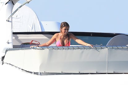 Antonella Rocuzzo toma el sol en una cubierta del barco.