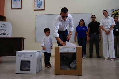 Daniel Noboa emitió su voto en Olón. El actual presidente, hijo de un empresario bananero, busca consolidar su apellido en la política. 