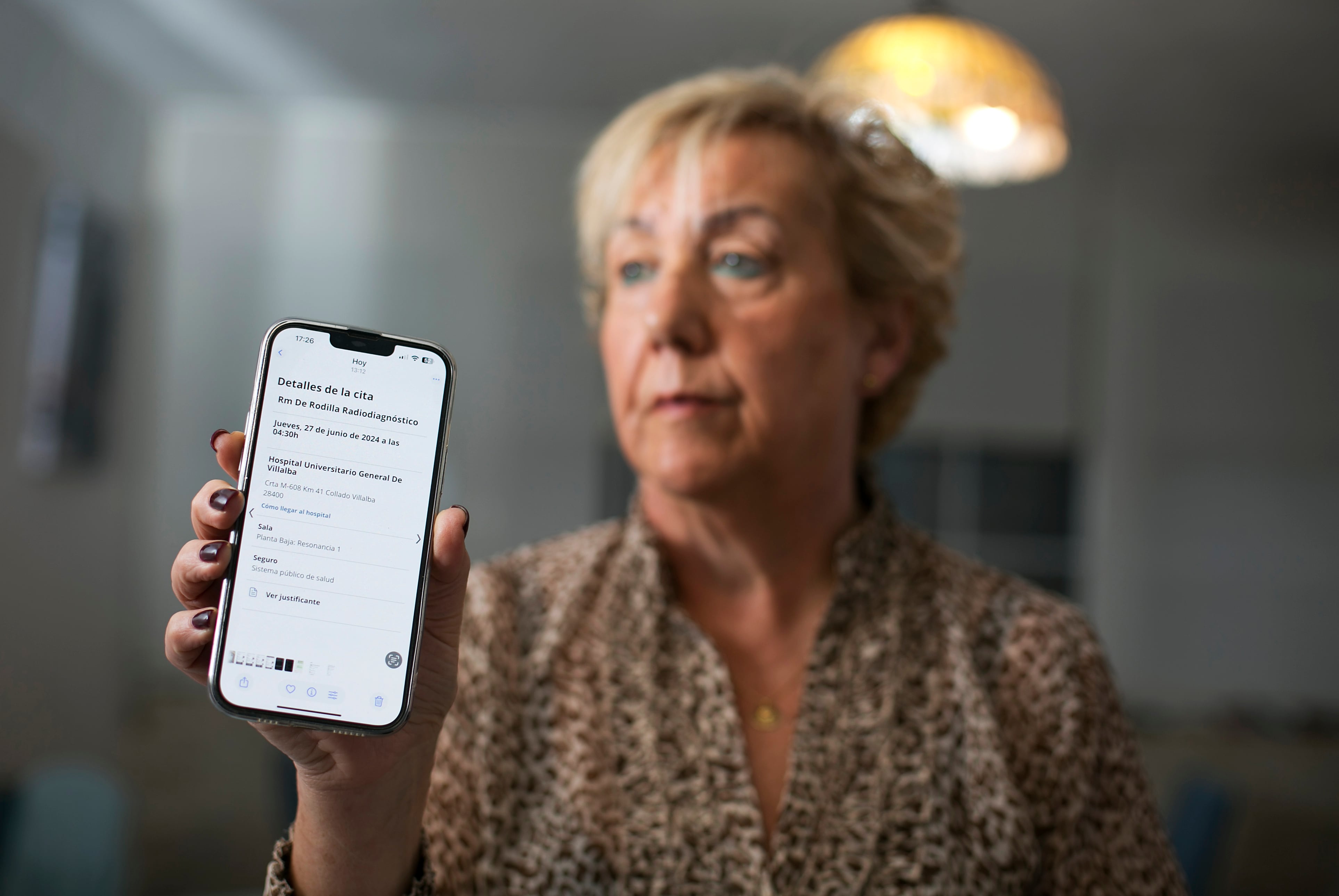 Paz de Castro, paciente de Alpedrete perteneciente al área del Hospital General de Villalba, muestra la cita para una resonancia a las 04.30.