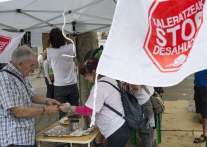 El stand colocado para protestar por la actuación de los bancos en los desahucios.