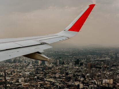Un avión sobrevuela Ciudad de México, en una imagen de archivo.