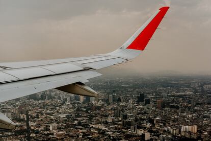 Un avión sobrevuela Ciudad de México, en una imagen de archivo.
