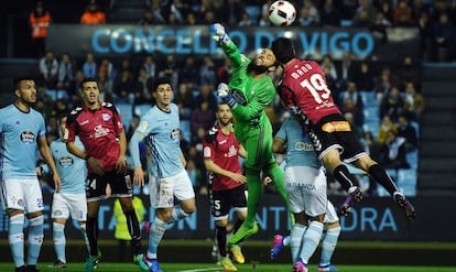 Manu Garc&iacute;a intenta rematar ante Sergio &Aacute;lvarez.