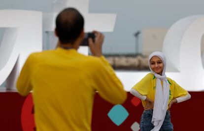 Una joven con la camiseta de Brasil es fotografiada en Doha, este jueves.