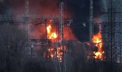 Central eléctrica atacada este viernes en Járkov. 