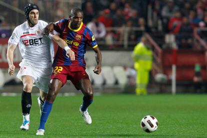 Abidal lucha por un balón.