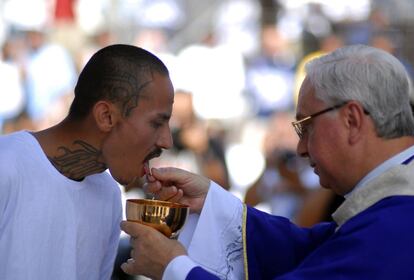 Un miembro de la Mara Salvatrucha recibe la comunión durante la misa celebrada en el penal Ciudad Barrios por el nuncio Luigi Pezzuto y el obispo castrense y policial, monseñor Fabio Colindres.