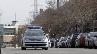 Un coche patrulla de la Guardia Civil, a la salida del cuartel de Majadahonda-Las Rozas (Madrid).