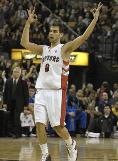 José Calderon de los Raptors de Toronto, durante el encuentro que les enfrenta a la franquicia de los Magic de Orlando.