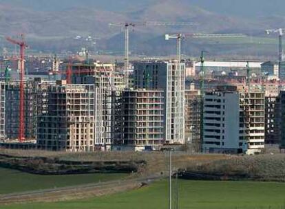 Vista de Vitoria, con los nuevos edificios en construcción del barrio de Zabalgana en primer término.