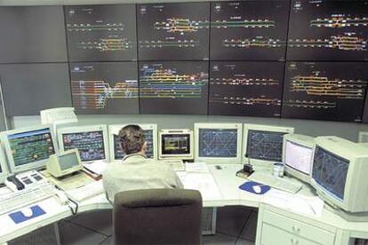 Un centro de control de tráfico, desde el que se indican los itinerarios que debe seguir cada tren.