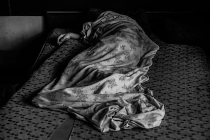 Vitor, de 65 años, duerme en su cama dentro de una fábrica abandonada. Vitor fue invitado a vivir allí por los otros residentes de la fábrica cuando le vieron durmiendo en la calle. Estaba físicamente débil debido a la falta de alimentos. Era mecánico y perdió su trabajo en 2011.