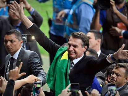 Bolsonaro se exibe para torcedores no intervalo de jogo no Mineirão.