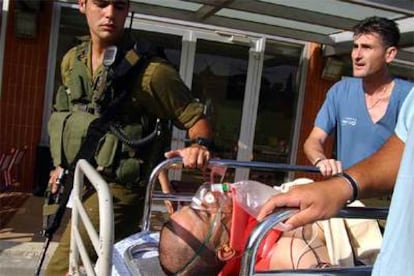 Un soldado israelí herido es trasladado a un hospital.