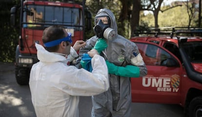 Membres de l'Exèrcit espanyol es preparen per a la desinfecció d'un edifici a Barcelona durant la pandèmia.