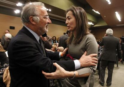 Pere Navarro y María Seguí se saludan en la sede del Ministerio del Interior.