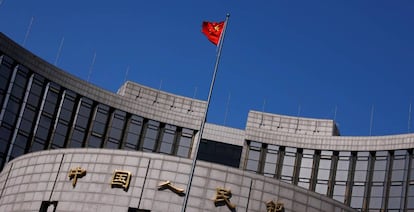 Bandera nacional china ondeando sobre la sede del Banco Popular de China, el banco central del pa&iacute;s, en Pek&iacute;n.