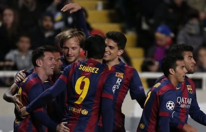 Los jugadores del Bar&ccedil;a celebran uno de los goles. 