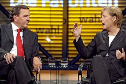 Gerhard Schröder y Angela Merkel durante un debate televisivo de la campaña electoral.