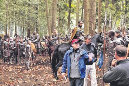 Uwe Boll da instrucciones a un ejército medieval durante un rodaje