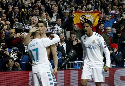 Cristiano besa a Lucas después de marcar el penalti que clasifica al Madrid para las semifinales de Champions. 