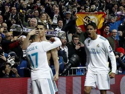 Cristiano besa a Lucas después de marcar el penalti que clasifica al Madrid para las semifinales de Champions. 