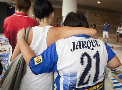 Dos seguidoras del Espanyol, una de ellas con la camiseta de Jarque, en la puerta 21 del estadio Cornellà-El Prat.