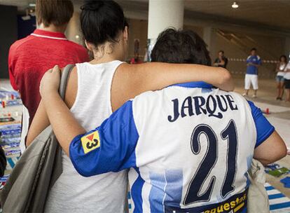 Dos seguidoras del Espanyol, una de ellas con la camiseta de Jarque, en la puerta 21 del estadio Cornellà-El Prat.