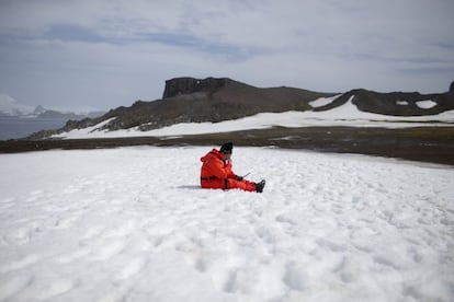 Un trabajador del Instituto Antártico de Chile en la nieve en la isla Robert, parte del archipiélago de las Islas Shetland. La NASA utiliza la lejana Antártida para estudiar lo que la gente tendría que hacer si visitaran Marte. El aire seco es perfecto para que los astrónomos miren profundamente en el espacio y en el pasado.