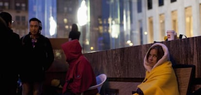 Las personas acampan en la Quinta Avenida en Nueva York fuera de la Quinta Avenida de la tienda de Apple a los puntos de reserva para el nuevo iPad de Apple