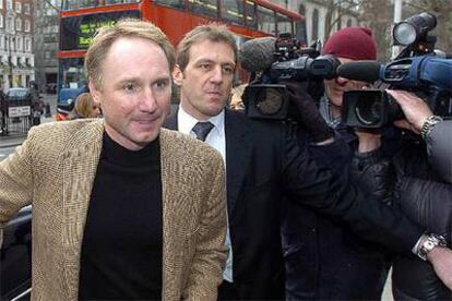 Dan Brown, al llegar ayer al tribunal londinense para asistir a la causa abierta contra él.