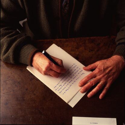 Las manos del escritor Miguel Delibes.