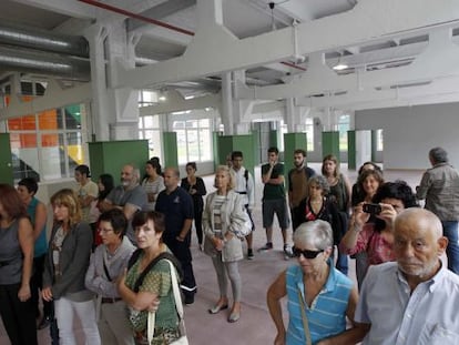 Un grupo de asistentes a la presentación del edificio de la antigua fábrica de armas, en Gernika.