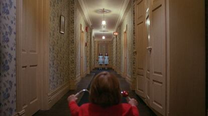 Armado con su flamante Steadicam, Kubrick recorrió los pasillos del hotel Overlook como un niño con un juguete nuevo… como el propio Danny Torrance montado en su triciclo al encuentro de gemelas fantasmales y otras presencias inquietantes. La novela de Stephen King inspiró al director para darle la vuelta por completo a las claves góticas del género de terror: frente a los caserones sombríos, aquí el Mal acechaba a plena luz en un enclave aislado por una nieve cegadora. En el documental 'Room 237' de Rodney Ascher se compilan todas las interpretaciones generadas por el filme —algunas de ellas sumamente delirantes—, demostrando que, en ocasiones, la tendencia a la sobre-interpretación del crítico de cine medio no es menos incontrolable que la locura de Jack Torrance en pleno bloqueo creativo.

*En la imagen, Danny Torrance (Danny Lloyd) en su paseo con el triciclo por el hotel.