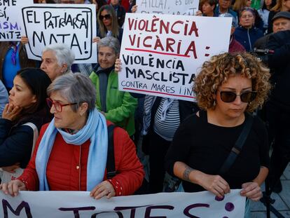Concentración en El Prat de Llobregat (Barcelona) para rechazar el asesinato de una mujer y sus dos hijos a manos presuntamente del padre de los menores.