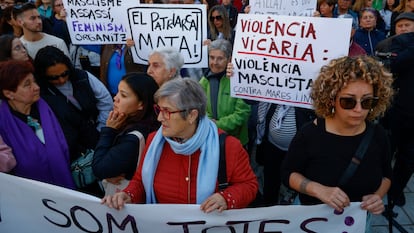 Concentración en El Prat de Llobregat (Barcelona) para rechazar el asesinato de una mujer y sus dos hijos a manos presuntamente del padre de los menores.