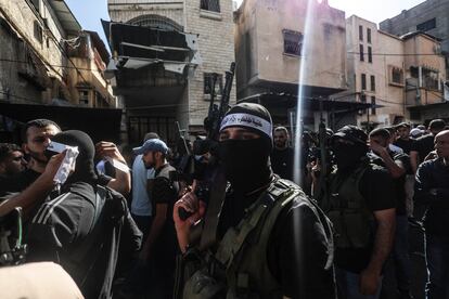 Grupo de hombres armados en un momento del funeral de los cuatro palestinos en Tulkarem, Cisjordania. 