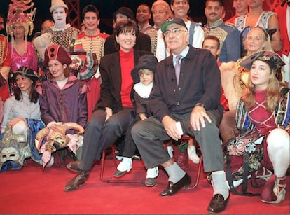 Los payasos Miliki y su hija, Rita Irasema, posan, junto con todo el equipo del espectáculo 'Máscaras', con el que el Circo del Arte viene recorriendo toda España y que estrena esta noche en Madrid, en 1997.