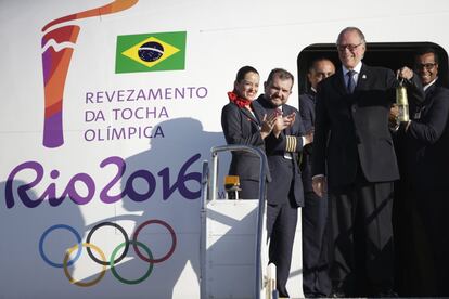 Carlos Nuzman, el jefe del comité organizador de los Juegos Olímpicos, llega con la llama olímpica en una linterna a Río desde Ginebra.