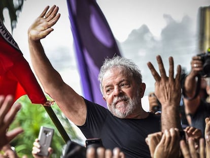 Lula da Silva saluda a sus seguidores en São Bernardo do Campo, el 9 de noviembre de 2019.