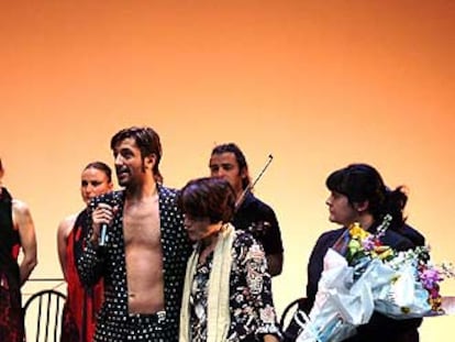 El bailarín Rafael Amargo junto a Julia Mancebo (en el centro) y otra paciente con ataxia de Friedreich en una actuación el 14 de diciembre en Rivas-Vaciamadrid en beneficio de la investigación sobre esta enfermedad.
