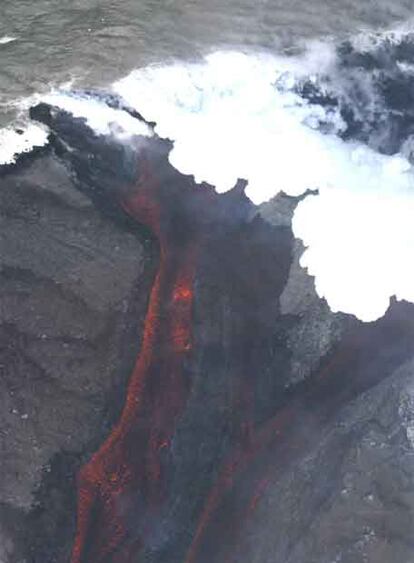 El Stromboli emite dos coladas de lava en dirección al mar, por la denominada Sciara del fuoco.